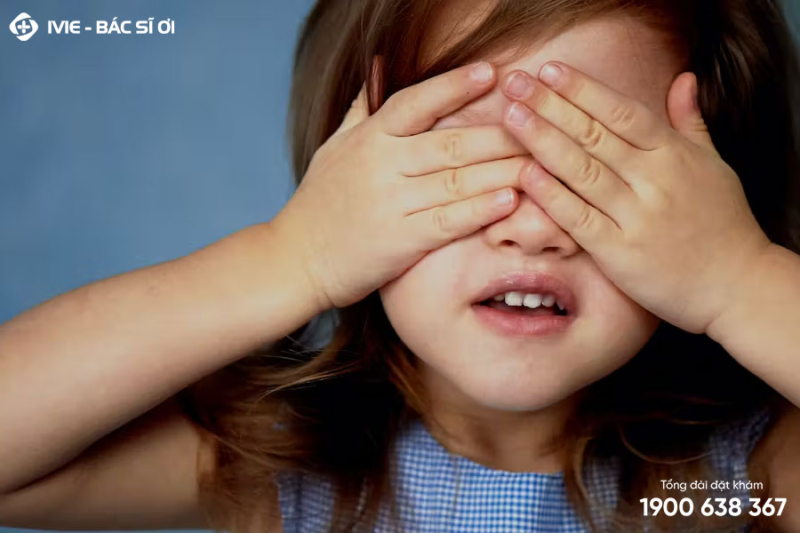 Đau mắt đỏ có thể gây biến chứng hoặc những hậu quả lâu dài về mắt cho trẻ