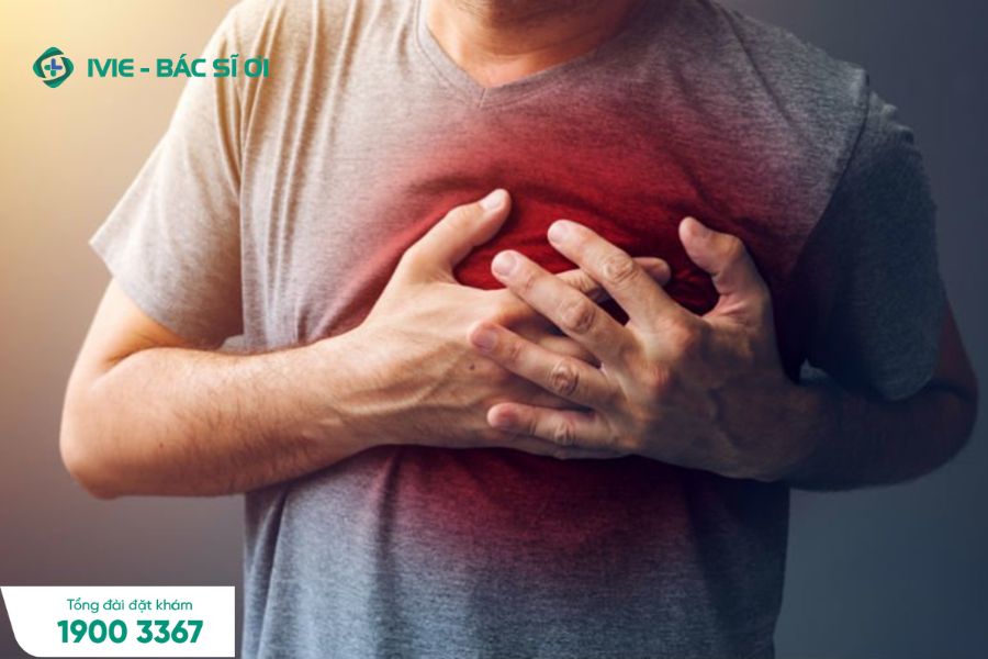 Đau tức ngực là một dấu hiệu của bệnh tim ở người trẻ tuổi