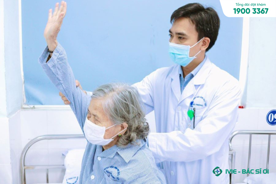 Khi nào đau vai gáy cần đi khám bác sĩ