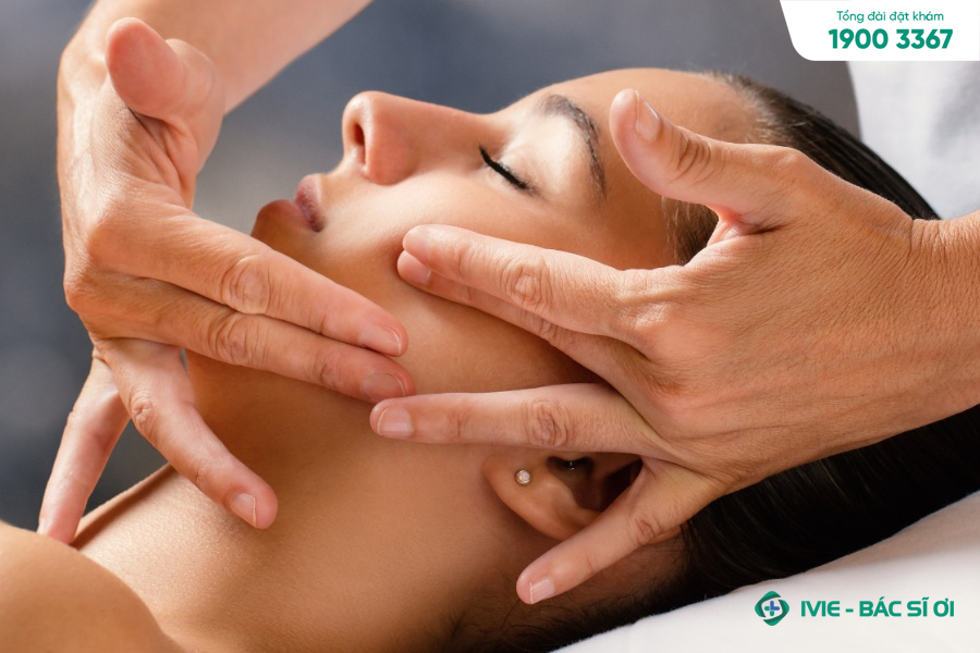 Thực hiện massage nhẹ nhàng để giảm đau