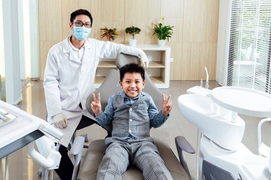 Hình ảnh bệnh nhân chụp cùng bác sĩ tại Bright Dental