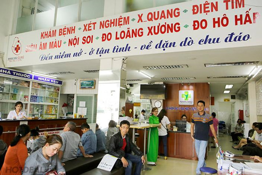 Hình ảnh người dân đến khám chữa bệnh tại phòng khám