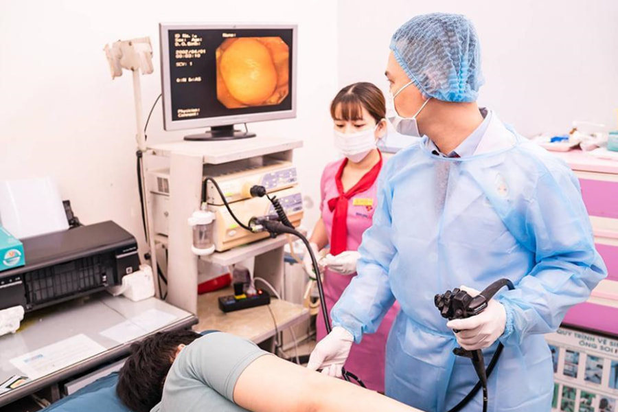 Hình ảnh bác sĩ khám nội soi cho bệnh nhân đến thăm khám