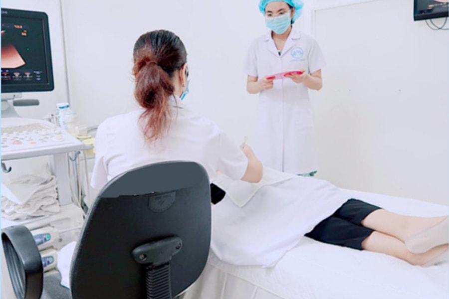 Bác sĩ thực hiện siêu âm thai - Phòng khám Lotus Clinic