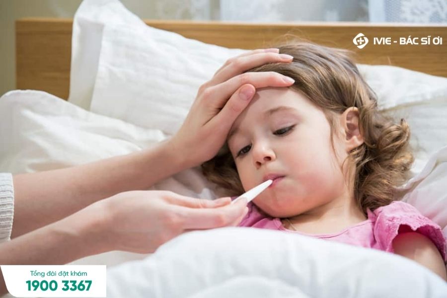 Điều trị cúm A tại nhà với trẻ cần lưu ý hạ sốt
