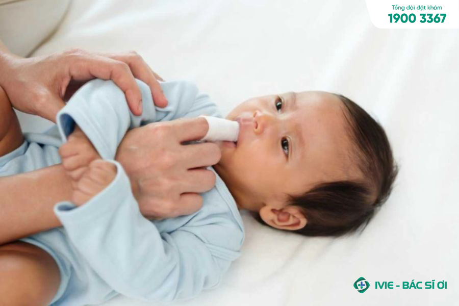 Rơ lưỡi cho bé nhẹ nhàng, đúng cách