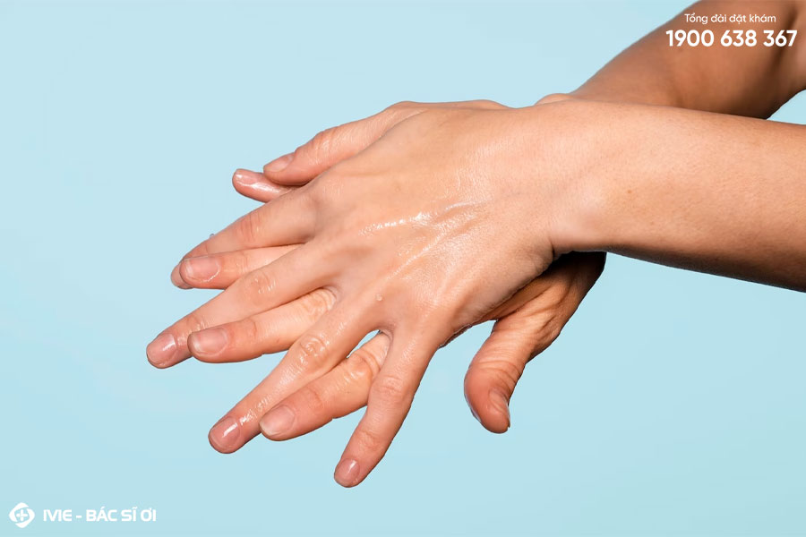 Ra nhiều mồ hôi tay có thể là một trong những dấu hiệu cho thấy bạn bị hội chứng sợ không gian hẹp