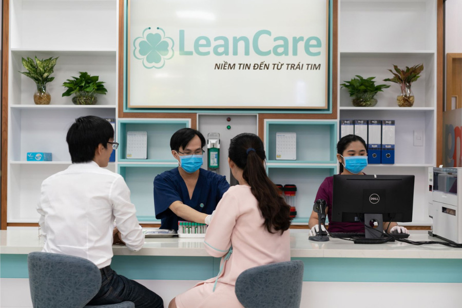 Đội ngũ bác sĩ ân cần chăm sóc khách hàng tại LeanCare