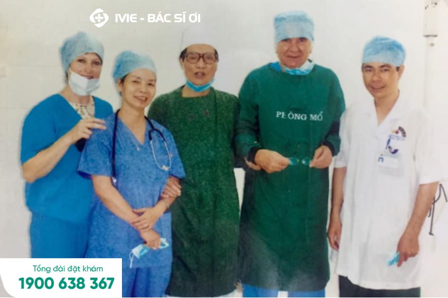  Đội ngũ bác sĩ bệnh viện Tràng An hợp tác với bác sĩ nước ngoài