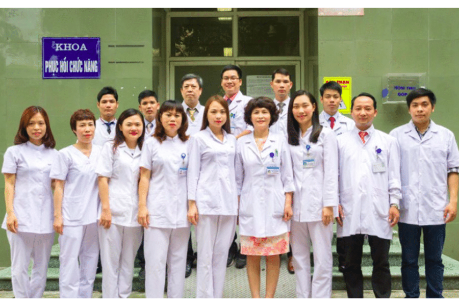 Đội ngũ bác sĩ khám phục hồi chức năng bệnh viện Việt Đức