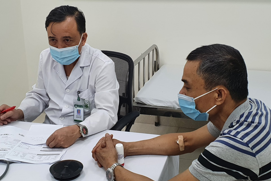 Bác sĩ phòng khám Y tế công cộng đang thăm khám cho bệnh nhân