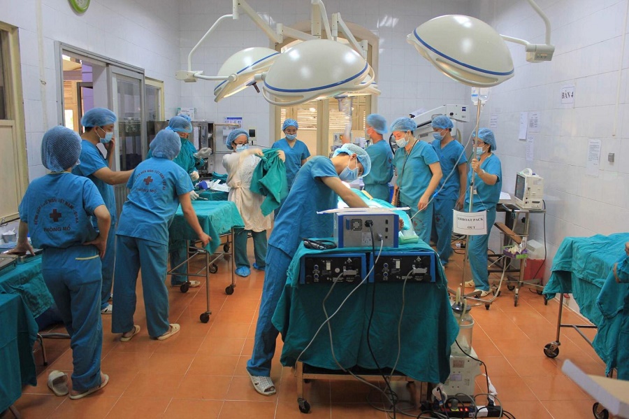 Đội ngũ nhân viên khoa phẫu thuật hàm mặt Bệnh viện Hữu Nghị Việt Nam Cuba