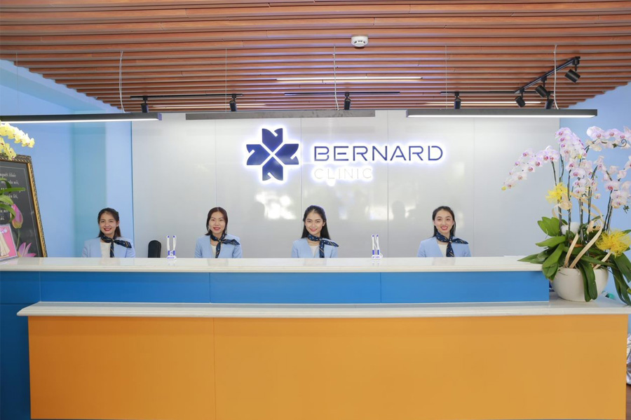 Đội ngũ nhân viên - lễ tân tại Trung tâm Y khoa Bernard
