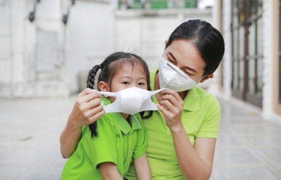 Các bác sĩ khuyến cáo ngay cả người thân của trẻ khi bị cảm cúm cũng cần đeo khẩu trang khi tiếp xúc với trẻ.