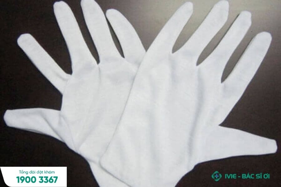 Găng tay bông mềm mại giúp bạn hạn chế tiếp xúc hóa chất
