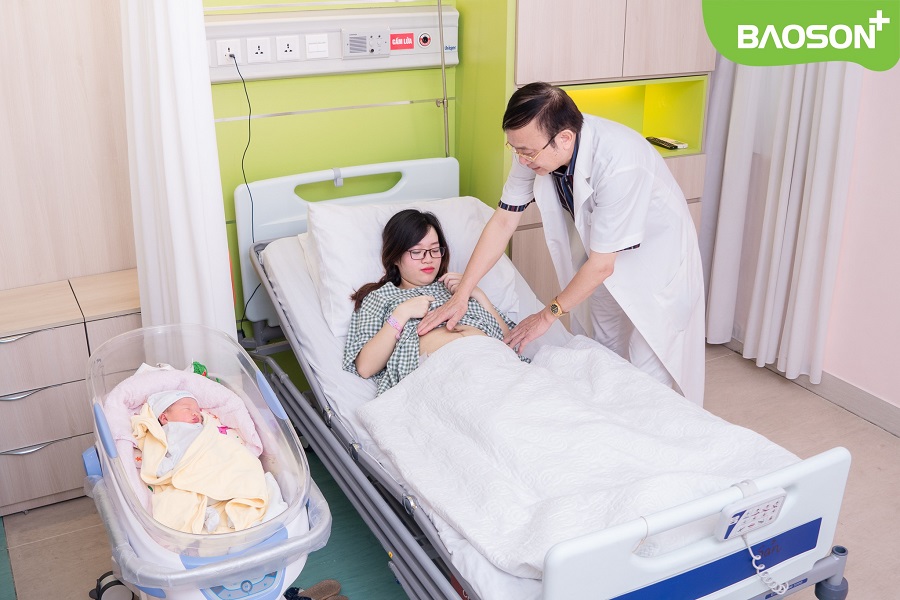 Bác sĩ kiểm tra sức khỏe sau sinh cho mẹ và bé