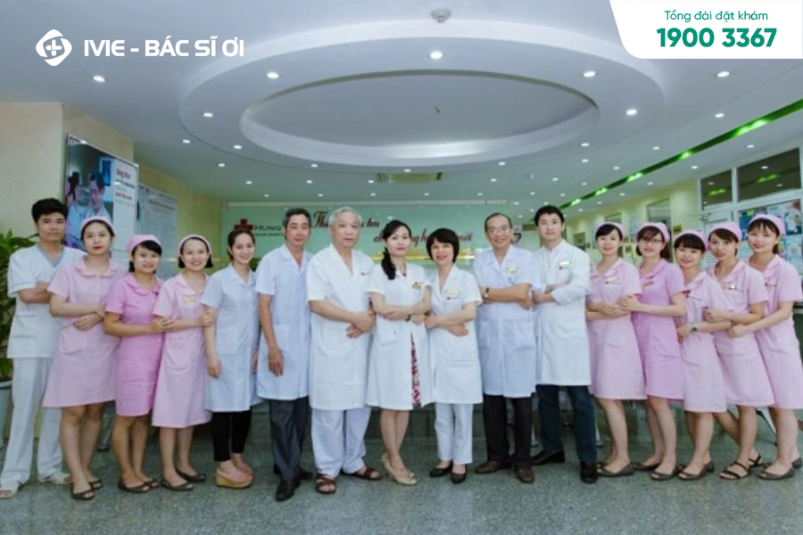 Đội ngũ y bác sĩ tại bệnh viện Ung bướu Hưng Việt