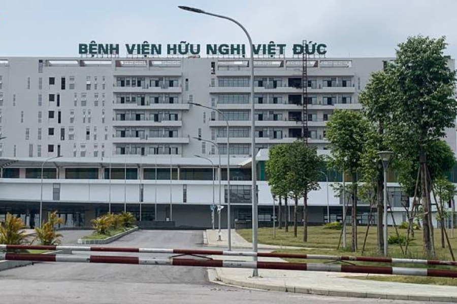 Mặt trước Bệnh viện Hữu nghị Việt Đức 
