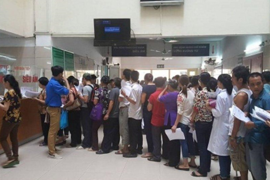 Dòng người xếp hàng khám bệnh tại bệnh viện Việt Đức 
