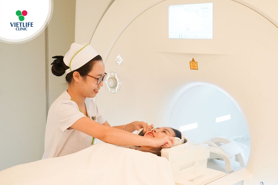 Bệnh nhân được thăm khám, điều trị bằng các loại máy móc hiện đại