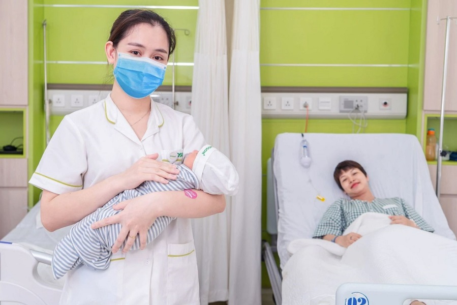 Sau sinh, mẹ và bé được chăm sóc sức khỏe 24/24 bởi các nữ hộ sinh có chuyên môn cao (Ảnh: sưu tầm)