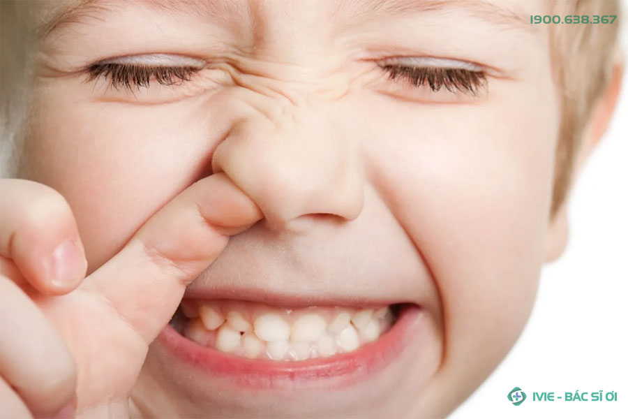 Không để trẻ cho tay vào mũi, ngoáy mũi để phòng ngừa chảy máu mũi 1 bên ở trẻ