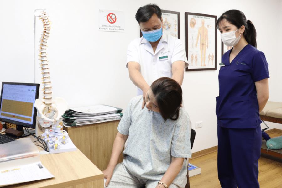 Hình ảnh Bác sĩ chẩn đoán - điều trị cho bệnh nhân tại Việt Mỹ Clinic