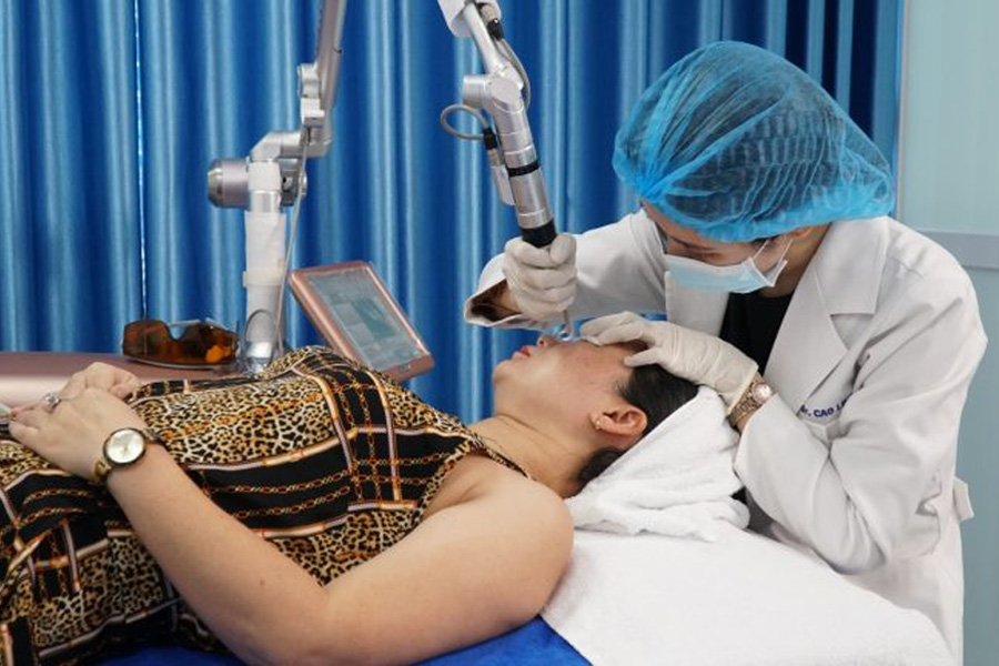 Hình ảnh bác sĩ đang điều trị thâm cho khách hàng tại phòng khám Da liễu Hà Nội 