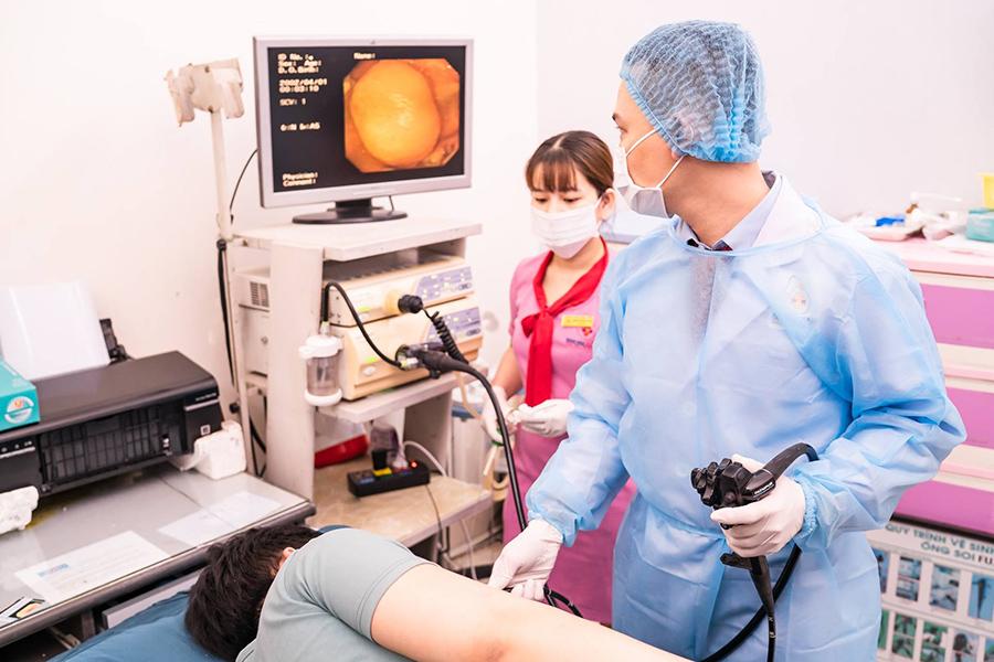Hình ảnh bác sĩ khám nội soi cho bệnh nhân đến thăm khám