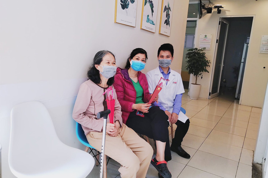 Hình ảnh bác sĩ Lê Văn Chiến chụp ảnh cùng với bệnh nhân