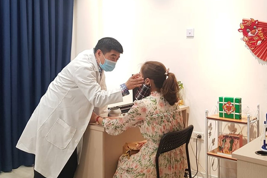 Hình ảnh bệnh nhân đang được bác sĩ tư vấn da liễu tại phòng khám Dr Thái Hà
