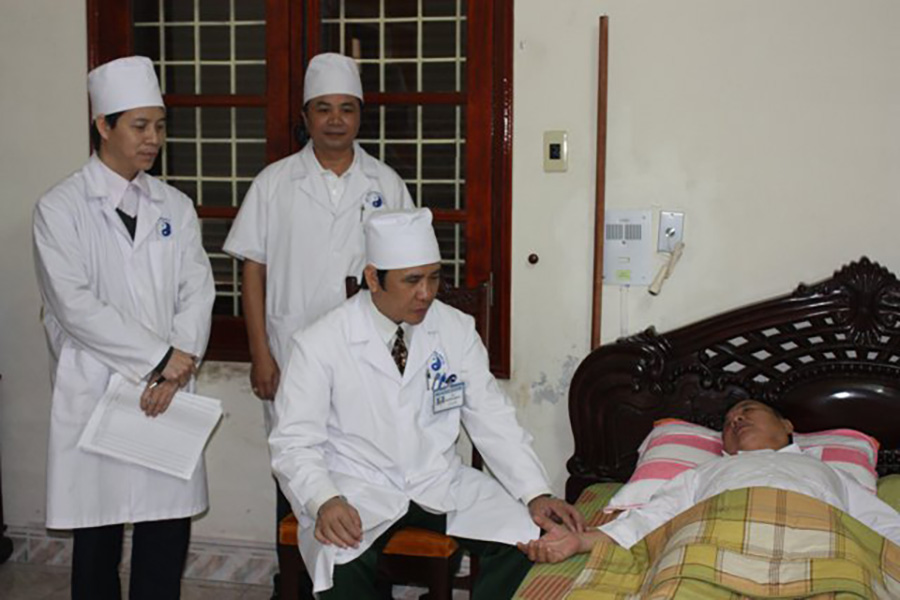 Hình ảnh bệnh nhân được chăm sóc bởi đội ngũ bác sĩ chuyên khoa