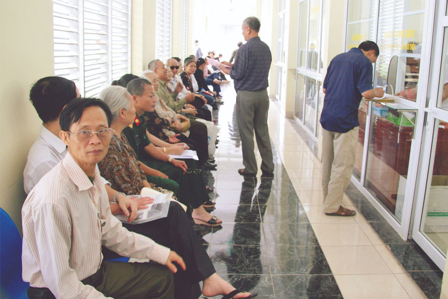 Hình ảnh người bệnh chờ khám tại Viện YHCT Quân đội