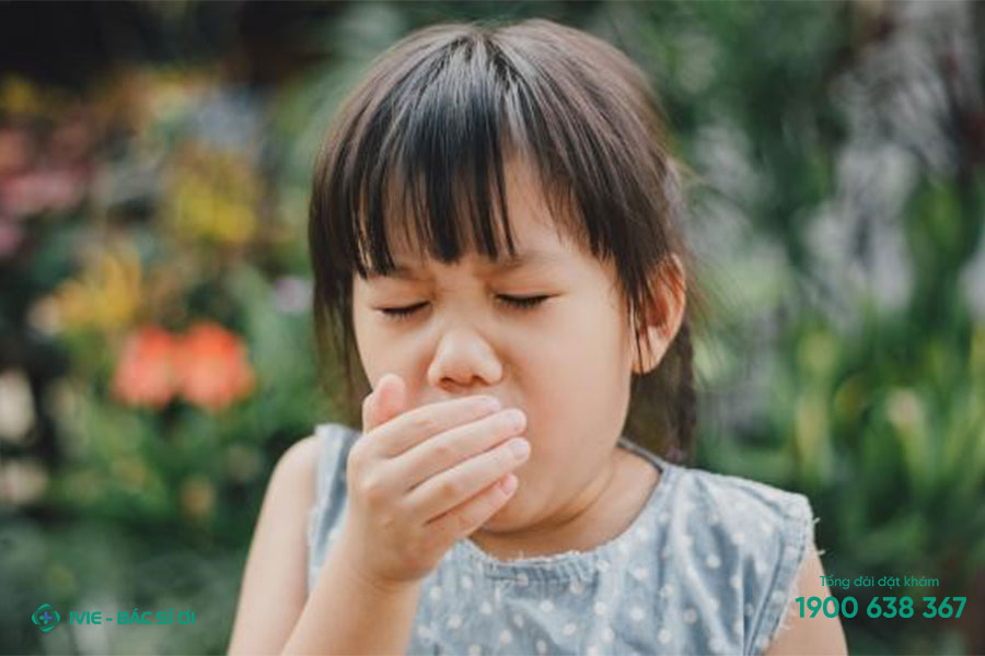 Ho khan, chảy nước mũi là một trong những dấu hiệu sốt xuất huyết ở trẻ em