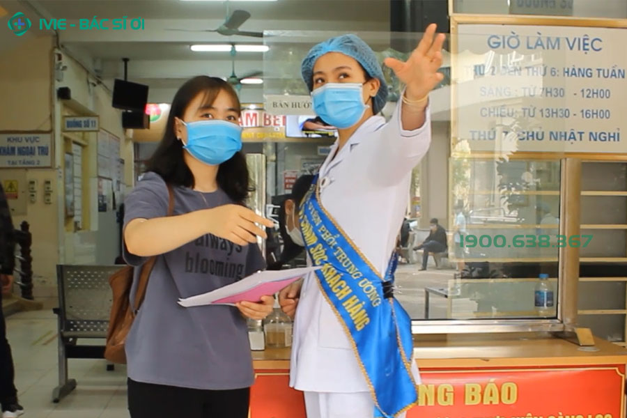 Nhân viên bệnh viện chỉ dẫn người bệnh tới các khoa phòng