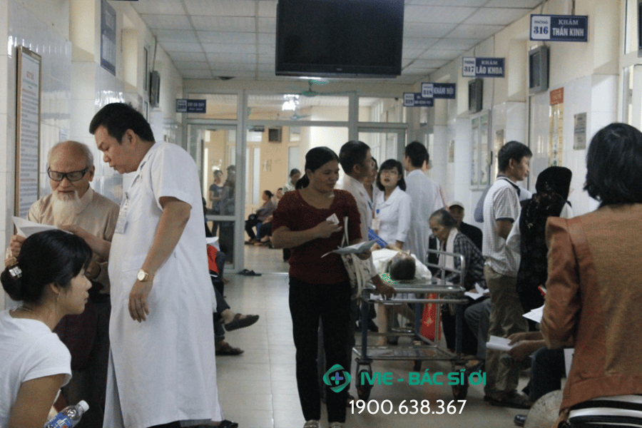  Bệnh nhân tới bệnh viện E,vào khoa khám bệnh Theo yêu cầu và Quốc tế tầng 2, nhận phiếu khám và làm theo hướng dẫn