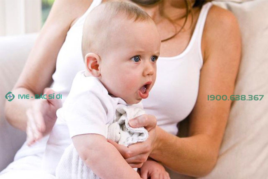 Trẻ được đặt ở tư thế ngồi để dễ dàng ho, phun sữa ra khi trẻ bị ọc sữa lên mũi