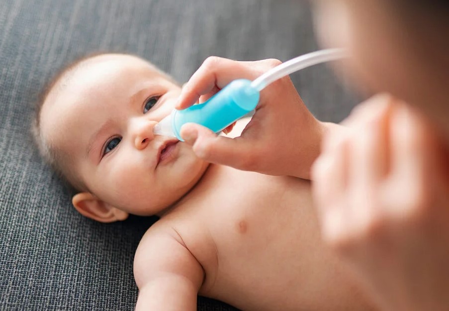 Trẻ sơ sinh 1 tháng tuổi bị nghẹt mũi cha mẹ có thể hút mũi cho bé bằng máy hút chuyên dụng
