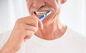 Hướng dẫn vệ sinh răng miệng đúng cách cho người lớn tuổi