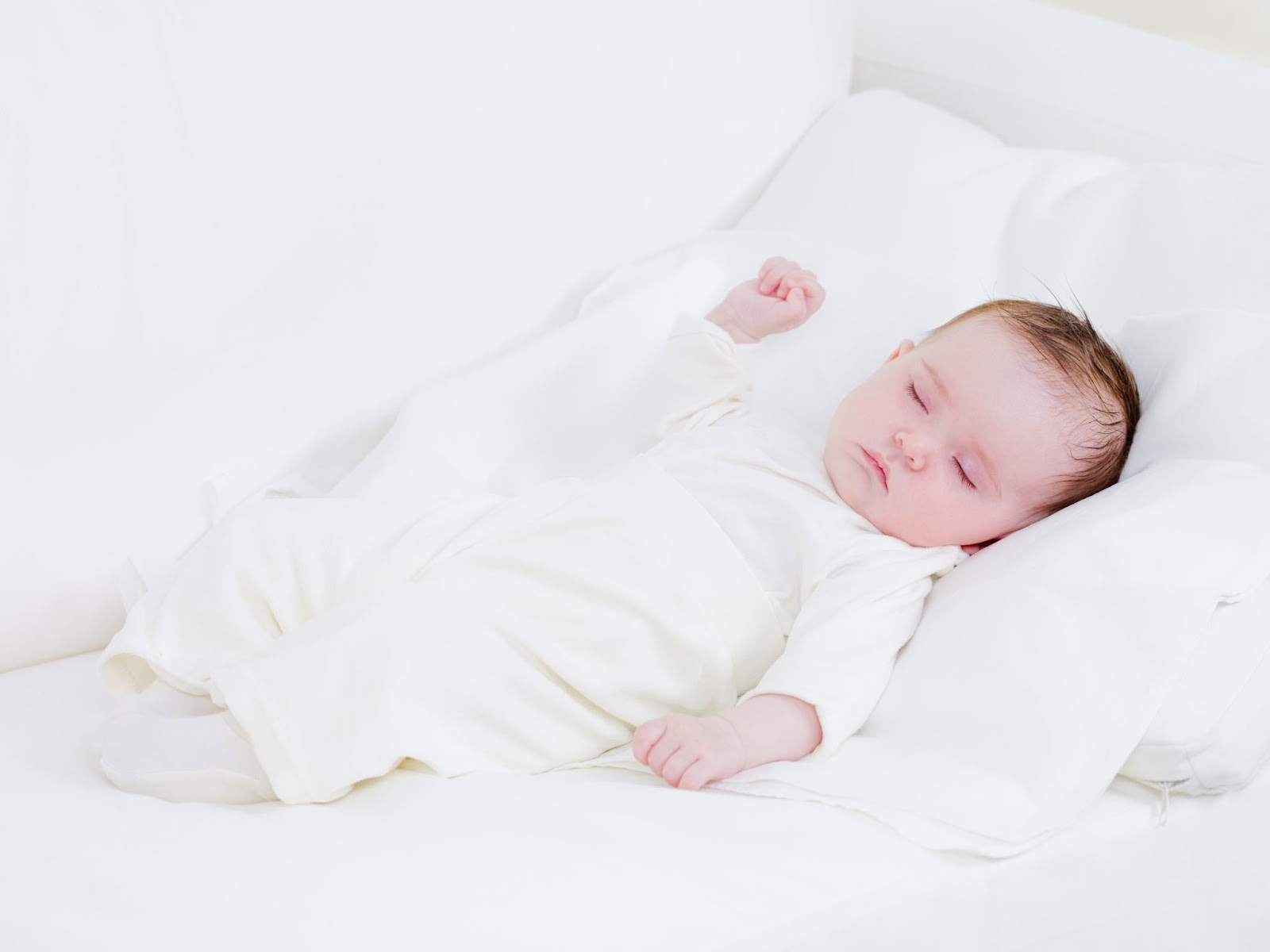 Kê cao đầu khi ngủ giúp bé cảm thấy thông thoáng hơn, dễ chịu hơn