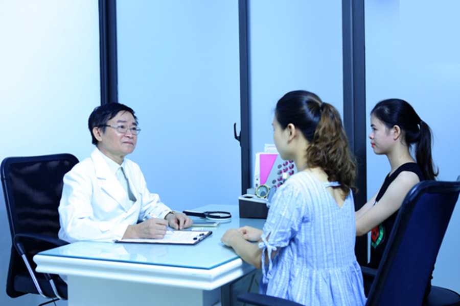 Bác sĩ Nguyễn Tòng Xuân đang khám bệnh cho bệnh nhân tại Phòng khám Da liễu Hà Nội 