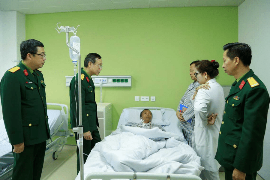 Đại tá đến thăm Đại úy đang chữa bệnh tại Bệnh viện Trung ương Quân Đội 108