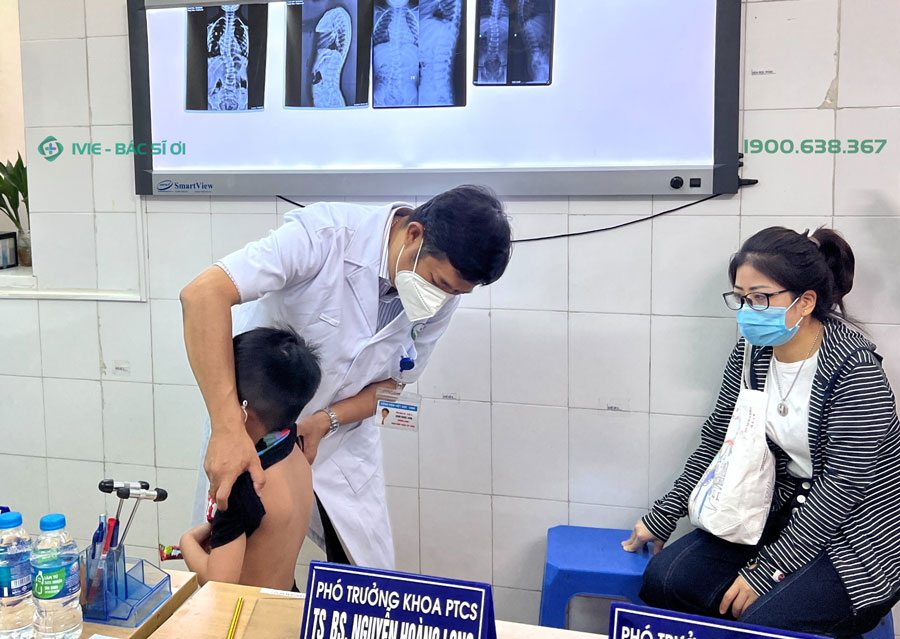 Bác sĩ khoa cột sống đang thực hiện khám tại Bệnh viện Việt Đức