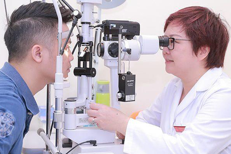 Bác sĩ khám mắt cho bệnh nhân - phòng khám Thanh Chân