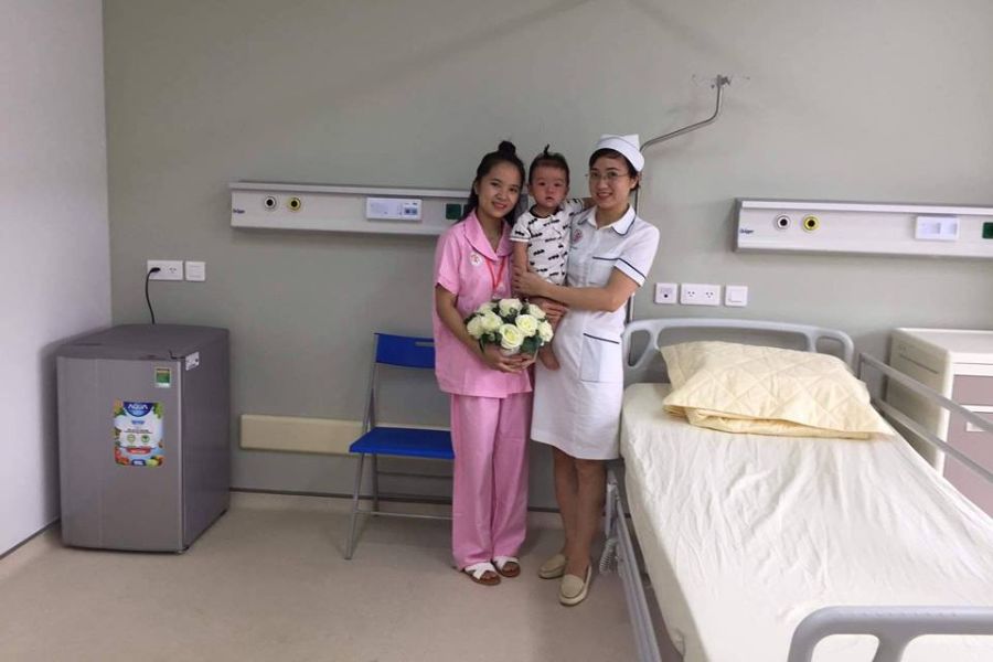 Bác sĩ cùng với y tá chụp ảnh cùng bệnh nhân tại Bệnh viện 108
