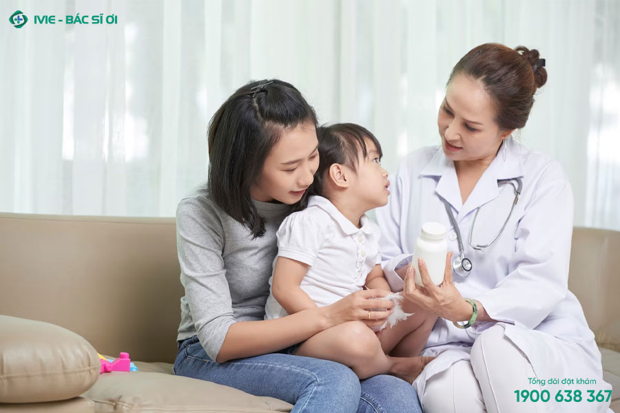 Cha mẹ không tự ý điều trị tại nhà, nên chăm sóc và cho trẻ uống thuốc dưới hướng dẫn của bác sĩ