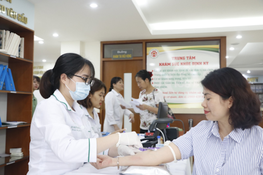 Bác sĩ lấy ven máu cho bệnh nhân khi đi khám định kỳ tại Bệnh viện 108