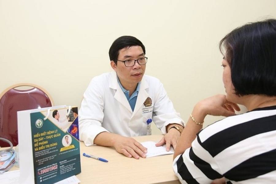 TS BS Dương Trọng Hiền khi đang thăm khám cho một bệnh nhân (Ảnh: sưu tầm)