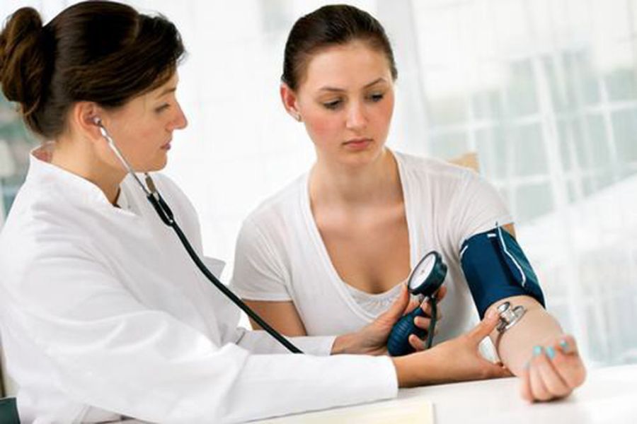 Khi có dấu hiệu bệnh tim ở phụ nữ nên đến bác sĩ chuyên khoa tim mạch đế thăm khám