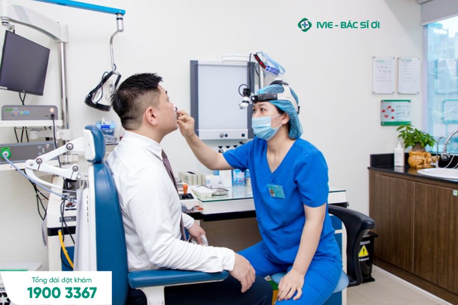 Bác sĩ kiểm tra tổng quan vùng vòm họng để tìm bất thường và đề xuất phác đồ điều trị phù hợp